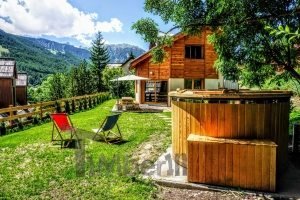 udendørs spa bad og træhus i Frankrig