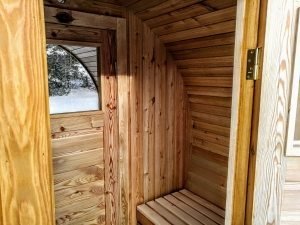 udendørs tønde sauna med omklædningsrummet